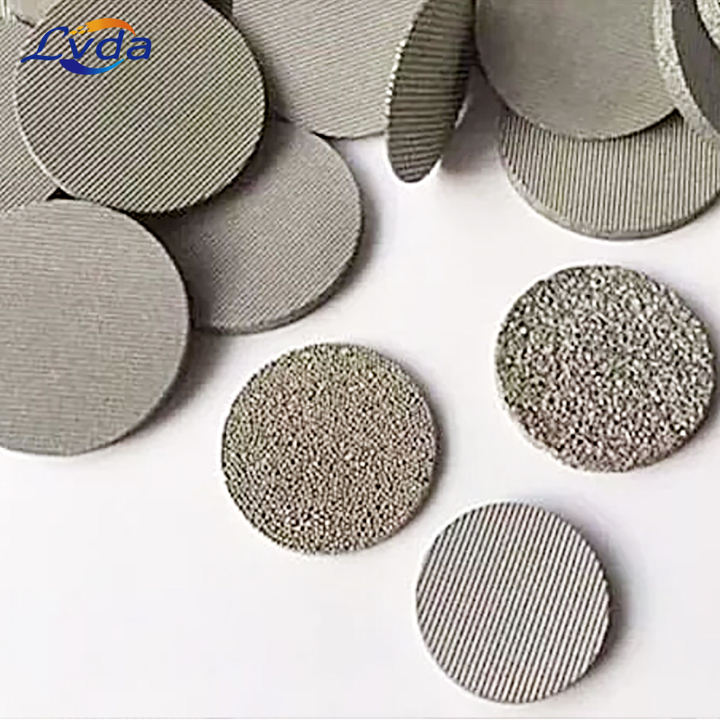 Sintered stainless steel filter disc for sealings