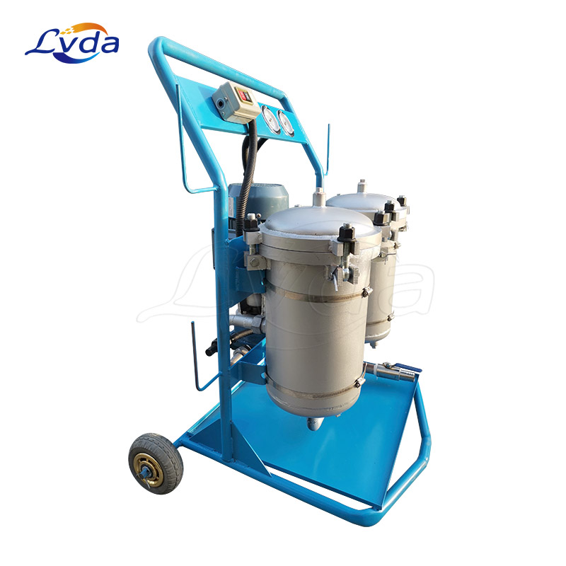 Compact purification and filtration trolley for industrial oils