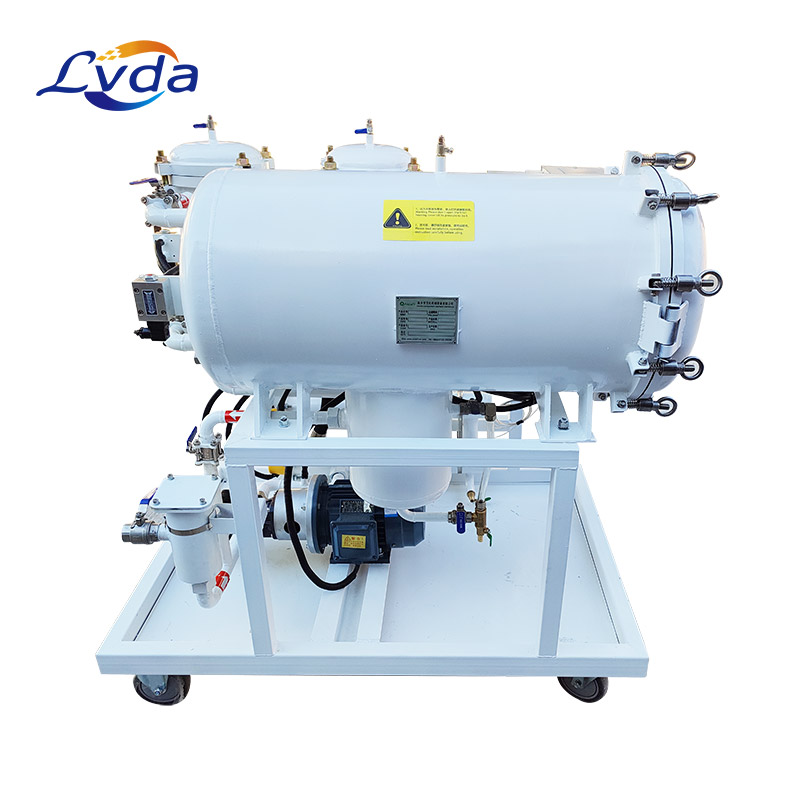 Coalescing dehydration oil filter