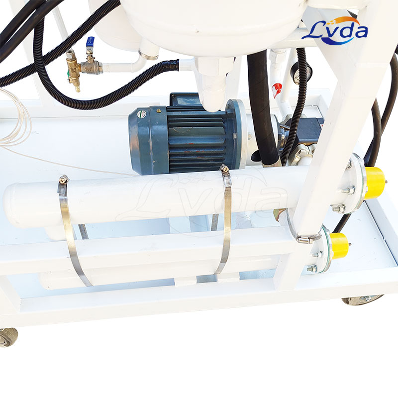 Vertical tramp oil separator coalescing filter system