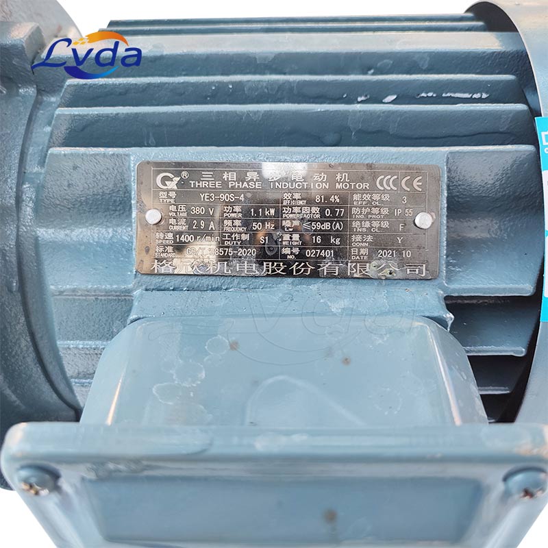 Coalescing dehydration oil filter
