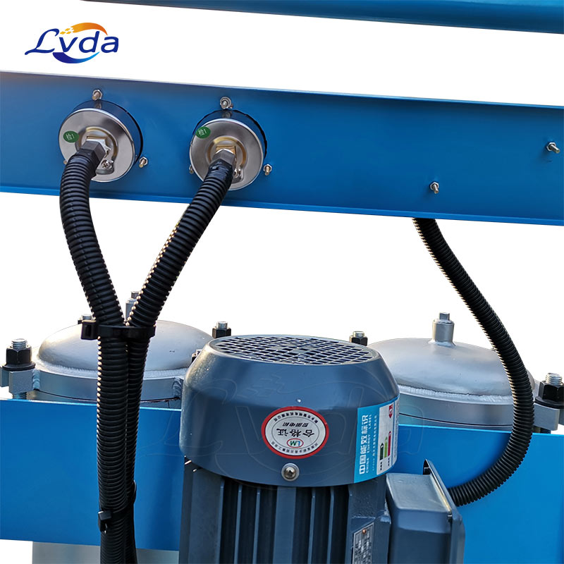 Compact purification and filtration trolley for industrial oils