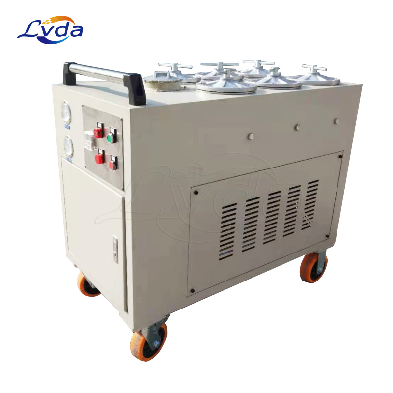 High precision oil purifier for solids removal